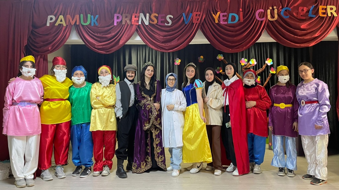 Çocuk Gelişimi Öğrencilerimizden İlçemiz Anaokulu Öğrencilerine Tiyatro Gösterisi Yapıldı